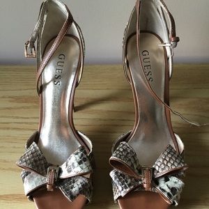 💫? GUESS ?💫 Faux Snake Skin Pumps